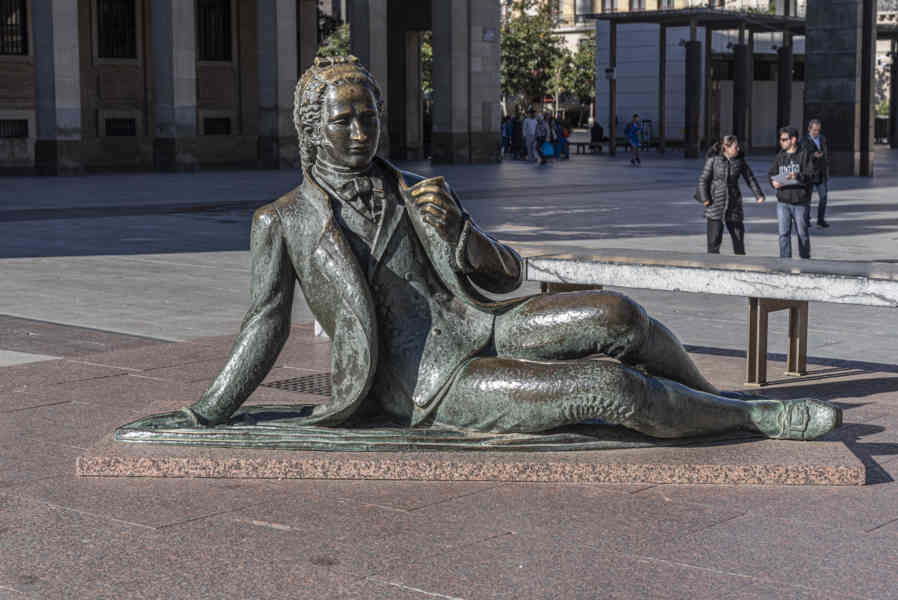 Zaragoza 058 - plaza Nuestra Señora del Pilar - monumento a Francisco de Goya - escultura de Majo.jpg